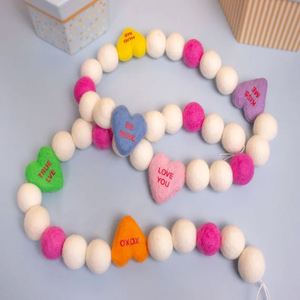 Guirnalda Decorativa de Fieltro con Forma de Corazón para el Día de San Valentín - Product Image 2