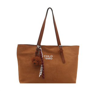 <span class=keywords><strong>Sac</strong></span> fourre-tout vintage en <span class=keywords><strong>cuir</strong></span> PU marron avec imprimé lettres, <span class=keywords><strong>sac</strong></span> à main tendance en suède texturé avec breloque ours, logo personnalisé - Product Image 1