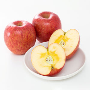 Manzanas Rojas Frescas de Calidad Fabulosa, Variedades Japonesas de Textura Crujiente Amarilla, Aroma Verde Único y Pulpa Densa, Almacenadas en Frío - Product Image 1
