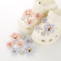 Olian Luxury Metal Pearls Charms de chaussures pour femmes filles Boucles de sabot Ours Décorations de chaussures Pins Lady Style Accessories