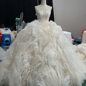 Vestido de Novia Moderno Hz010 Color Marfil con Escote Corazón, Adornado con Perlas de Cristal y Apliques de Rosas 3D Grandes, Largo hasta el Suelo - Product Image 1