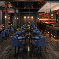 Ensemble de meubles de café moderne, restaurant, chaises en tissu bleu, tables en marbre et canapé en velours brun à dossier haut