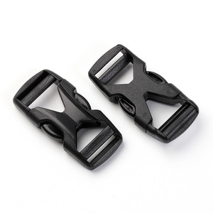 Boucle à dégagement latéral 15 mm en plastique noir durable pour sacs Printemps 2024 - Product Image 1