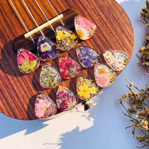 Guitar Pick in resina floreale personalizzata accessori per fiori di nascita reale regalo di compleanno per gli amanti della musica da donna - Product Image 1