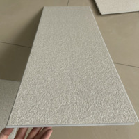 Panel de Pared Ranurado de Cuatro Lados con Relieve SPC de Grado Profesional, Revestimiento de Pared con Textura de Piedra de Tamaño Personalizado para Decoración de Edificios