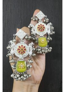 Pendientes Jhumka de Diseño en Dos Tonos con Pedrería de Primera Calidad y Detalles Tradicionales de Ghungroo, Joyería de Moda para Mujeres y Niñas - Product Image 6