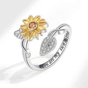 Anillo Giratorio Ajustable con Girasol, Zirconia, Cobre, Chapado en Oro, Diseños de Dos Tonos, Joyería Antiestrés 'Eres mi rayo de sol', Regalo de Cumpleaños - Product Image 1