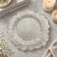 Assiette de présentation de luxe texturée en plastique de 13 pouces avec motif gaufré rayonnant pour réceptions de mariage, événements hôteliers et décoration de table