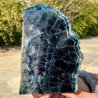 Vente en gros de haute qualité : Échantillon brut de fluorite noire rose fluorescente en forme de sphère, tranche ou plaque, cristal réactif aux UV pour la décoration intérieure et l'ornementation
