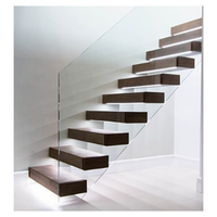 Escalier flottant de luxe, structure en chrome poli, marches en marbre, garde-corps finition or, escaliers de villa haut de gamme