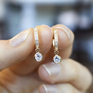Orecchini a Cerchio con Cristalli Pavé per Donne, Tono Dorato, Accessori Semplici per Uso Quotidiano - Product Image 1