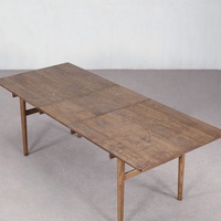 Table de salle à manger rectangulaire extensible en noyer foncé vieilli, avec structure robuste et design minimaliste, pour aménagement intérieur de villa et banquets