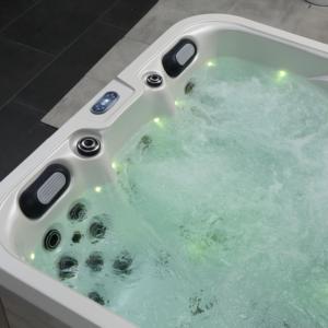 Jacuzzi Grande de Lujo para Exteriores, Hidromasaje Independiente para 4 Personas con Cubiertas y Escaleras - Product Image 4