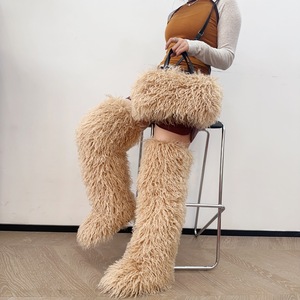 Stivali al ginocchio da donna in pelliccia sintetica effetto barboncino da 72 cm, morbidi e soffici, con punta tonda, stile stivali da neve, set con borsa coordinata - Product Image 3