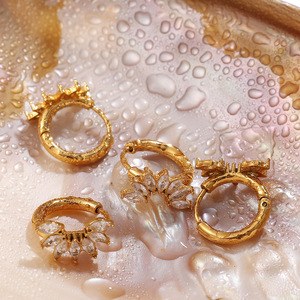 Pendientes Huggie de Oro con Aro y Circonita Blanca en Forma de Flor, Engaste de Garra, Joyería de Fiesta, Pendientes de Moda para Mujer EH865 - Product Image 2