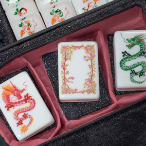 Fichas de Mahjong Acrílicas Rojas Botánicas en Caja de Exhibición Grande, Empaque Personalizado OEM para el Mercado Estadounidense - Product Image 3