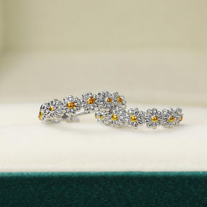 Orecchini a Cerchio E757 in Oro Bianco con Design Floreale, Cristalli e Strass, Eleganti per Uso Quotidiano Femminile - Product Image 4