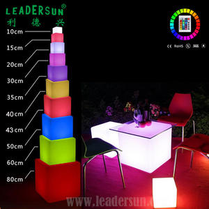 Lampe flottante cube <span class=keywords><strong>LED</strong></span> RGB IP68 rechargeable en plastique de 30 cm pour piscines, chaises, orbe pour piscines au <span class=keywords><strong>sol</strong></span>, décoration de fête - Product Image 6