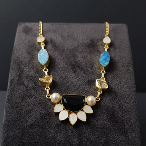 Collier artisanal en laiton plaqué or 18 carats avec pierres Druzy bleues, centre en onyx noir et pétales en émail blanc imitation maillons - Product Image 3