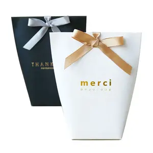 Маленькая белая бумажная Подарочная сумка с логотипом на заказ, с ленточным бантом, для хранения ювелирных изделий, косметические бумажные упаковочные сумки