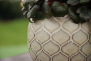 Pot de fleurs en céramique léger et écologique avec un design rustique, pot sur pied pour l'intérieur/l'extérieur, pour le jardin et la terrasse - Product Image 5