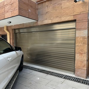 Volets roulants en aluminium isolés thermiquement sur mesure pour façade <span class=keywords><strong>de</strong></span> bâtiment, <span class=keywords><strong>porte</strong></span> <span class=keywords><strong>de</strong></span> <span class=keywords><strong>garage</strong></span> extérieure, couleur RAL personnalisée, prix d'usine pas cher - Product Image 3