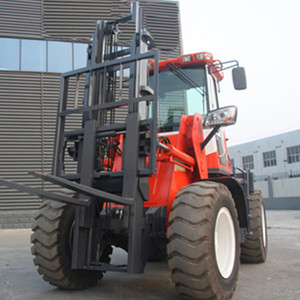 Carrello Elevatore Compatto da 3,5 Tonnellate per Fuoristrada e Terreni Accidentati con Cabina Chiusa e Forche per Trasporto Transversale - Product Image 4