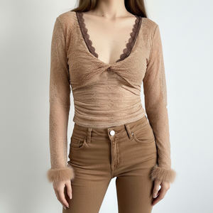 Blusa Elegante y Chic para Mujer, Primavera 2026, Ajustada, Corta, con Encaje, Escote Profundo en V, Tejido Elástico, Manga Larga, Adorno de Plumas - Product Image 4