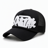 Gorra de béisbol de malla de espuma negra al por mayor con patrón de grafiti personalizado, 100% poliéster, ribete de cuerda, estilo urbano, para hombre y mujer