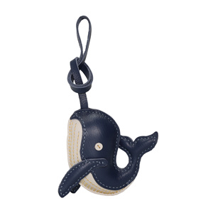 Llavero de cuero con forma de ballena, colgante de animal hecho a mano, diseño cosido en azul y crema - Product Image 1