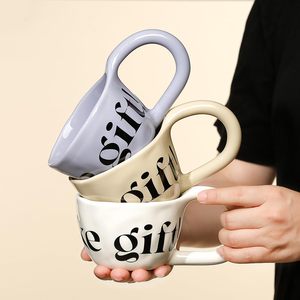 Tasses à boire en céramique élégantes avec inscription 'The Gift', design moderne, compatibles lave-vaisselle et micro-ondes, portables, pour la décoration intérieure - Product Image 2