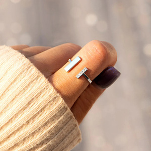 Anello Quadrato Aperto con Zirconi per Donne, Gioiello Minimalista e Trendy per Uso Quotidiano - Product Image 2