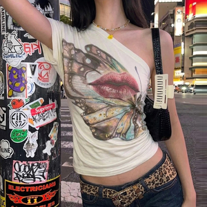 เสื้อยืดพิมพ์ลายผีเสื้อสุดเท่ห์ ลายดอกไม้ ฤดูร้อน สวมใส่สบาย ระบายอากาศได้ดี ผ้าถัก ทรงเปิดไหล่ สตรีทแวร์ แบบไหล่เดียว ทรงไม่สมมาตร - Product Image 3