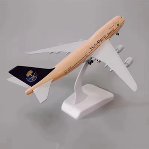 Modelo de Avión de Metal Fundido a Presión Boeing 747-400 de Saudi <span class=keywords><strong>Arabian</strong></span> <span class=keywords><strong>Airlines</strong></span> de 20 cm con Tren de Aterrizaje - Product Image 4