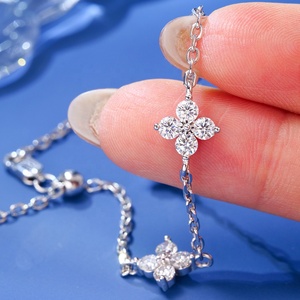 Pulsera de Plata 925 con Baño de Rodio, Diseño Minimalista de Flor de Cuatro Hojas, con Moissanita, para Mujer, Venta al Por Mayor - Product Image 3