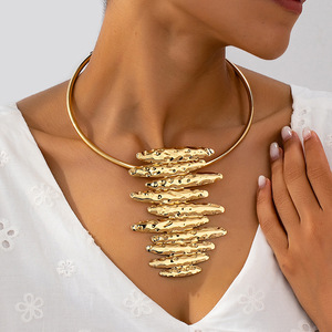 Collar de Moda con Colgante Irregular Plisado, Exagerado y Único para Mujer, con Personalidad Irregular y Arrugada - Product Image 1