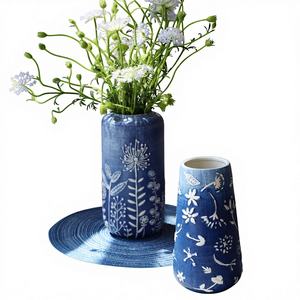 Jarrón de Porcelana Azul y Blanca, Cerámica Vintage Pintada a Mano, Jarrón Decorativo en Relieve, Envío Rápido, Luz Cálida para Regalos de Inauguración de Casa - Product Image 1