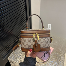 <span class=keywords><strong>Sac</strong></span> à <span class=keywords><strong>main</strong></span> tendance pour femme. Design à motifs géométriques. Fabriqué en matériau PU. Peut être transporté en accrochant à une sangle. - Product Image 2