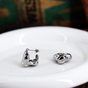 Boucles d'oreilles plissées irrégulières en acier inoxydable haut de gamme, design argenté tendance qui ne ternit pas, idéales pour mariage ou cadeau - Product Image 2