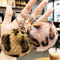 Porte-clés en fausse fourrure imprimé léopard avec pompon cœur, breloque de sac, pendentif, ornement de sac à main, accessoire de mode hivernal pour femmes et filles, cadeau