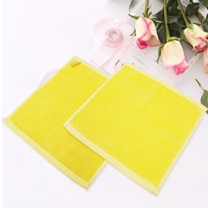 Toalla de mano cuadrada amarilla para niños, 33x33cm, suave, absorbente, agradable para la piel, con gancho para guardería - Product Image 1