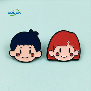 Pins de Metal Esmaltados Personalizados al por Mayor con Diseño de Logotipo y Nombre Propios para Ropa - Product Image 1