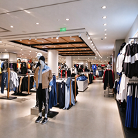 Présentoir en bois pour vêtements masculins avec base noire et plateforme pour mannequin CE ETL – Vente en gros et au détail pour boutiques