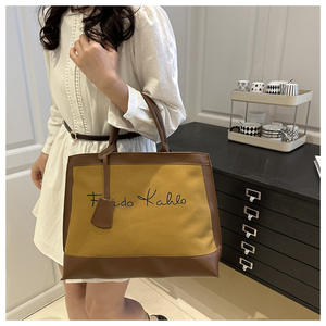 THK0393 Nouveau sac fourre-tout pour femme en PU tendance, grande capacité, avec fermeture à glissière et bandoulière contrastée - Product Image 4