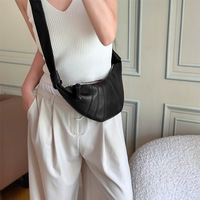 Sac Croissant Sophistiqué en Cuir d'Agneau Première Couche de Qualité Supérieure ; Style Urbain Décontracté et Pratique pour le Travail