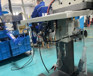Máquina de Coser Automática Neumática DT63900 para Dobladillo Inferior Industrial para la Fabricación de Jeans - Product Image 2