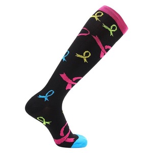 Chaussettes de sport de compression unisexes en gros, personnalisées, confortables, pour jeunes, noires, en spandex/<span class=keywords><strong>nylon</strong></span>/coton - Product Image 2