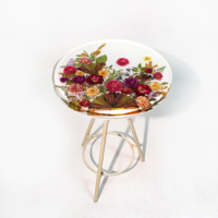 Artisanat et créations artisanales, véritable fleur de rose séchée, résine époxy, table basse en résine époxy, meubles, petites tables basses en résine époxy