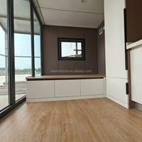 Maison préfabriquée modulaire de luxe à deux étages, type « Apple Cabin », avec terrasse et escalier, pour usage en hôtel, villa ou maison d'hôtes en station balnéaire