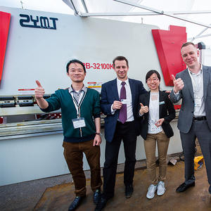 Pressa piegatrice 100T 3200mm pressa idraulica <span class=keywords><strong>CNC</strong></span> fabbrica originale di attrezzature per piegatura metallo industriale - Product Image 5